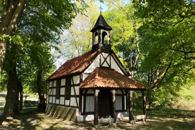 Alte Kapelle auf dem Weg nach Schloss Neuhaus - Stefanie Wallace